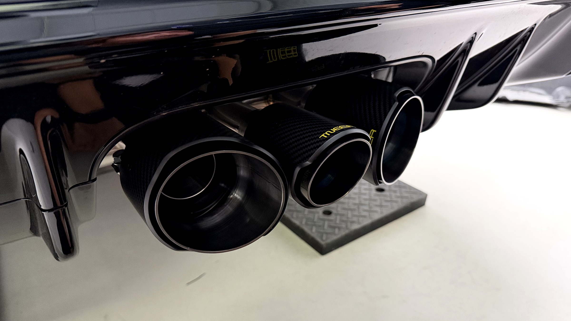 ปลายท่อคาร์บอน TNEER 3 ท่อ บนกันชนหลัง Honda Civic Type-R FL5
