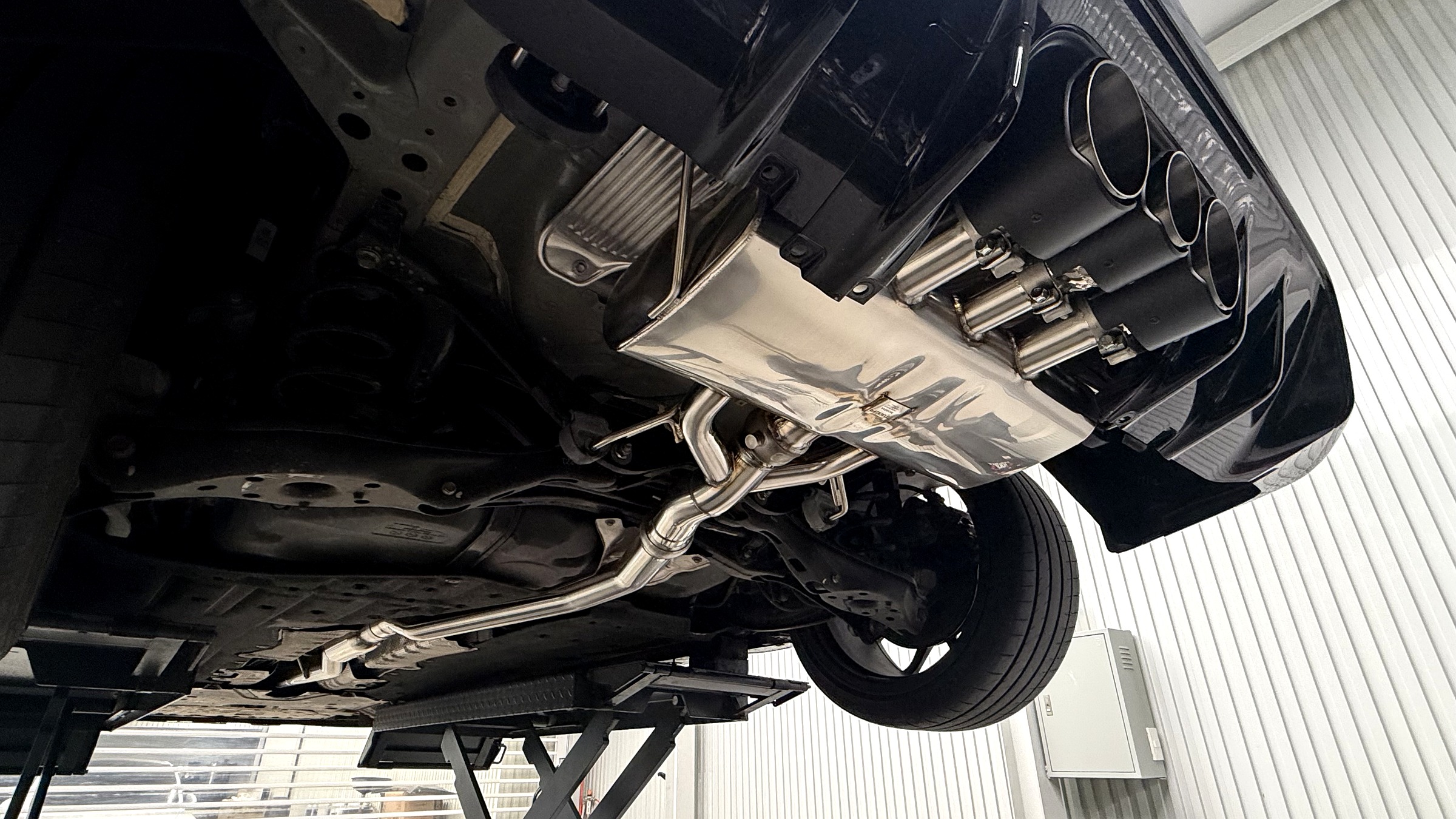 ท่อไอเสีย TNEER Honda Civic Type-R FL5 เมื่อติดตั้งเสร็จ มองจากใต้ท้องรถ