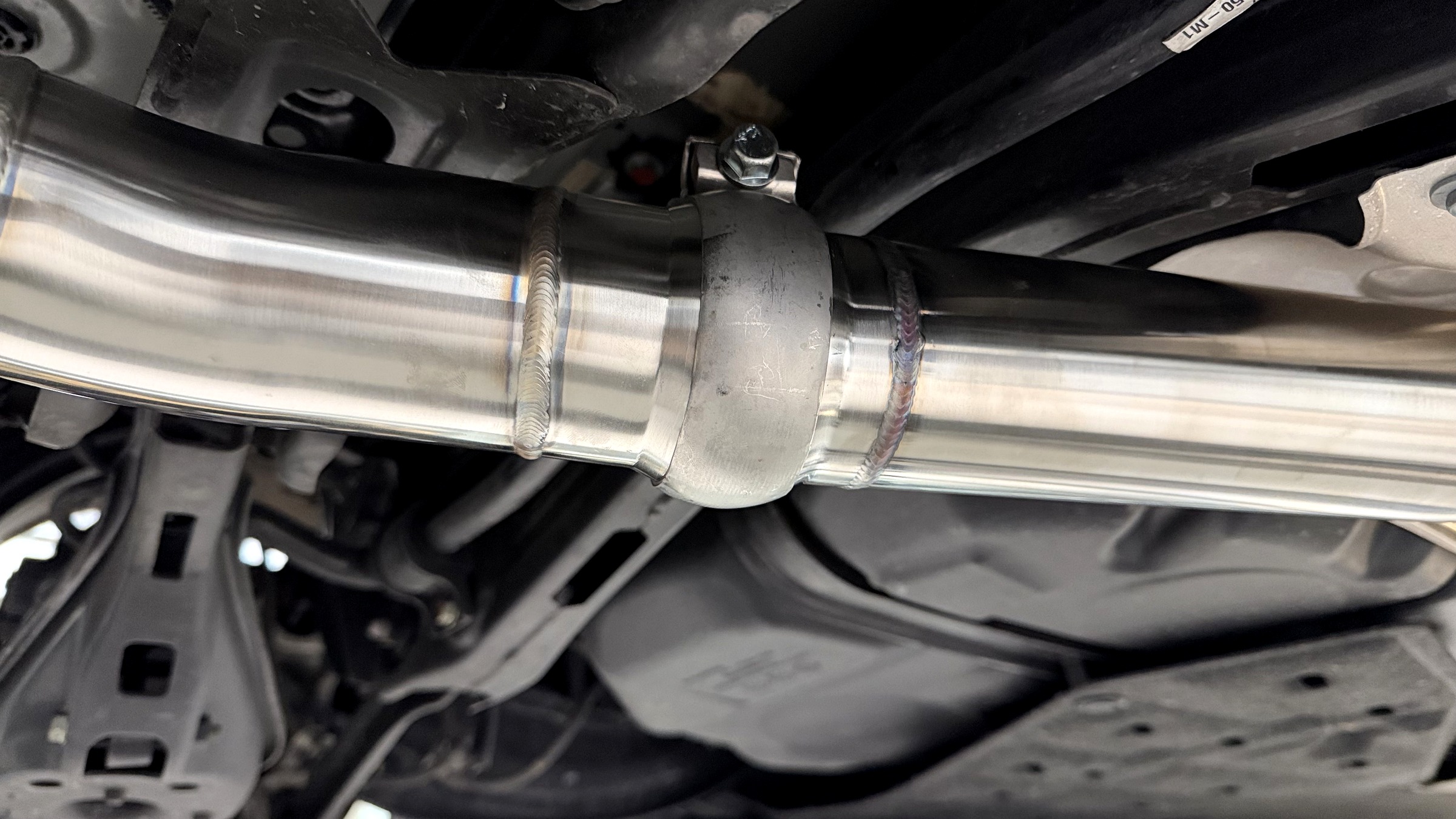 ข้อต่อ joint ของท่อไอเสีย TNEER เมื่อประกอบใต้ท้องรถ Civic Type-R FL5