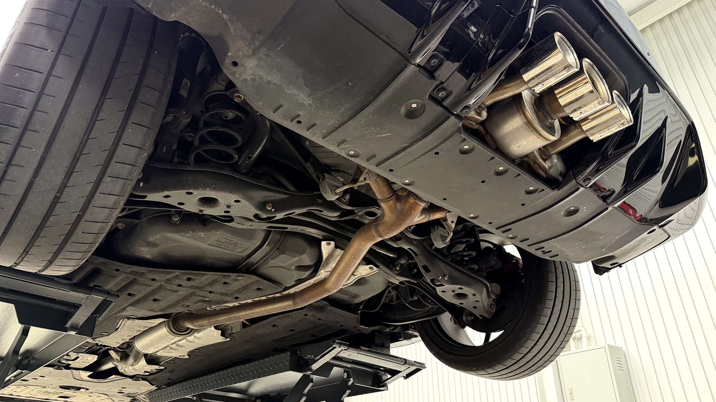 ท่อไอเสียเดิม Honda Civic Type-R FL5 เมื่อยกรถขึ้น เห็นหม้อพักที่ซ่อนไว้หลายจุด