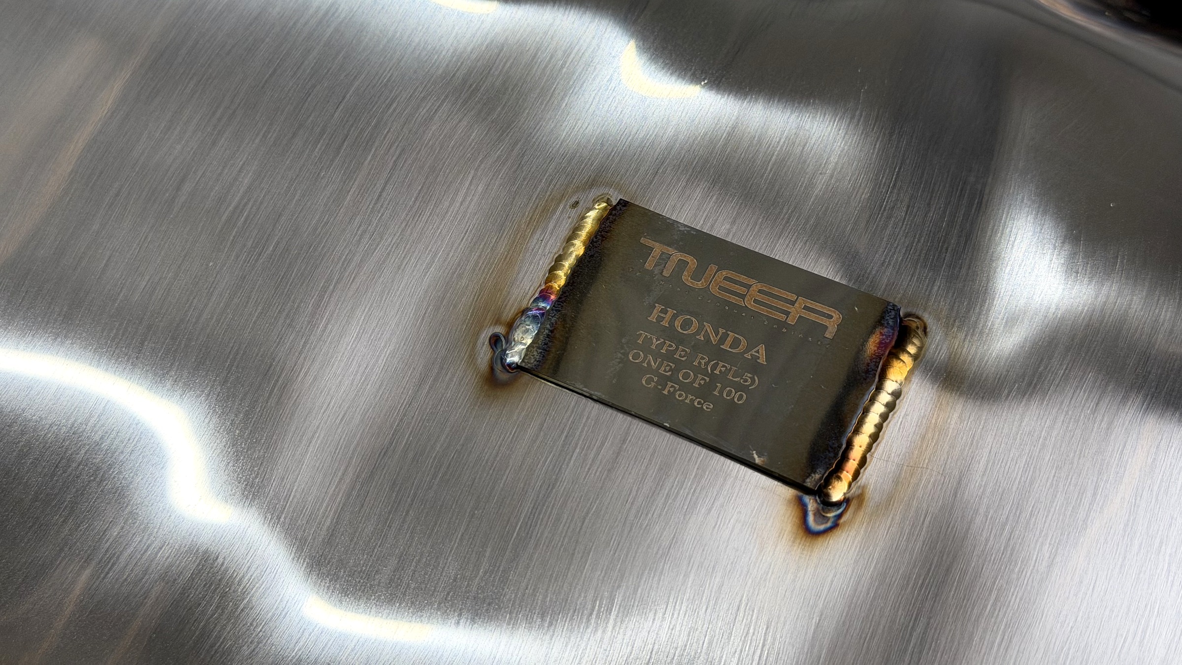 ป้าย TNEER HONDA TYPE R FL5 ONE OF 100 G-FORCE บนท่อไอเสีย TNEER