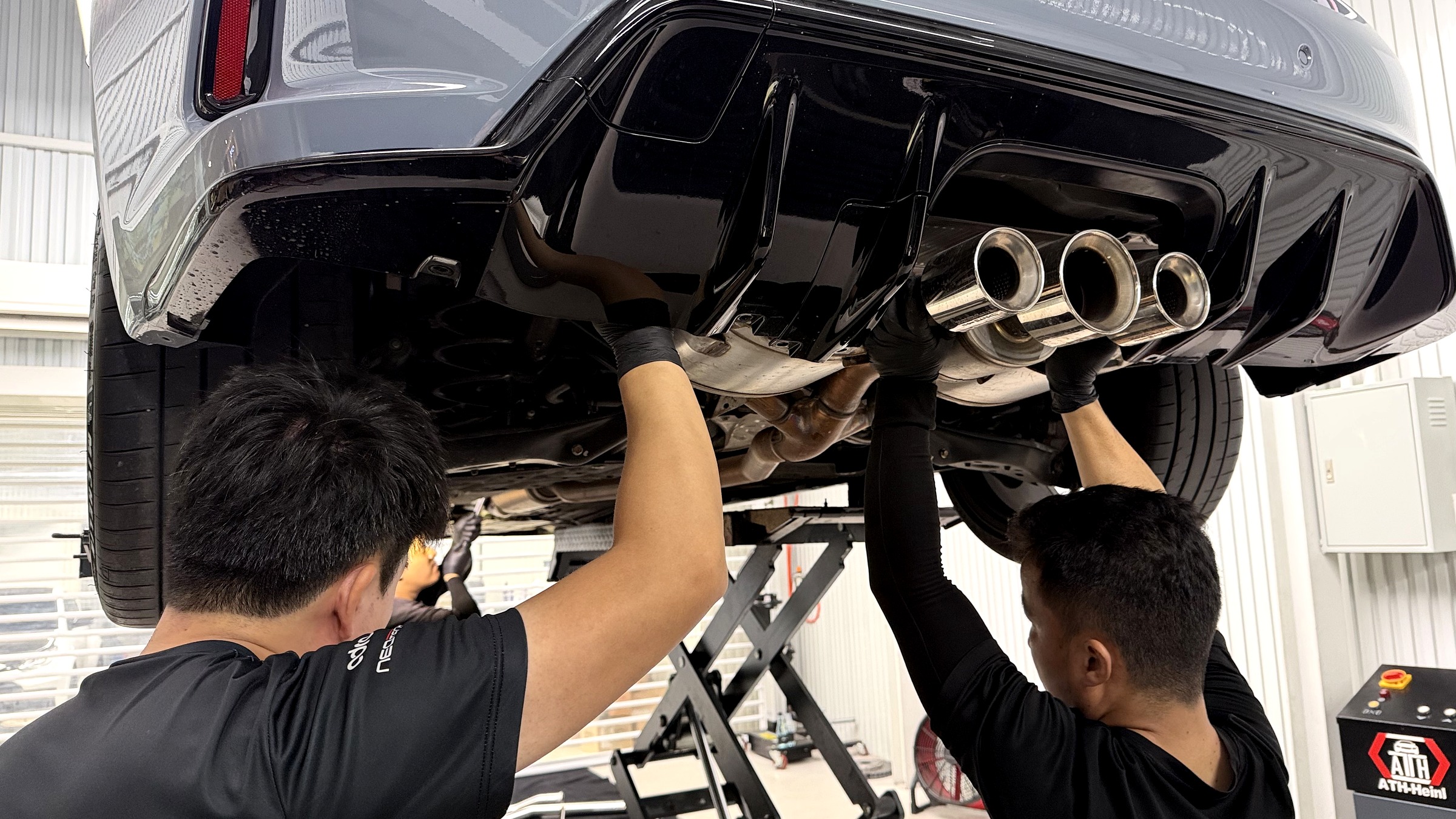 ถอดท่อไอเสียเดิมออกจาก Honda Civic Type-R FL5 ที่ G-FORCE