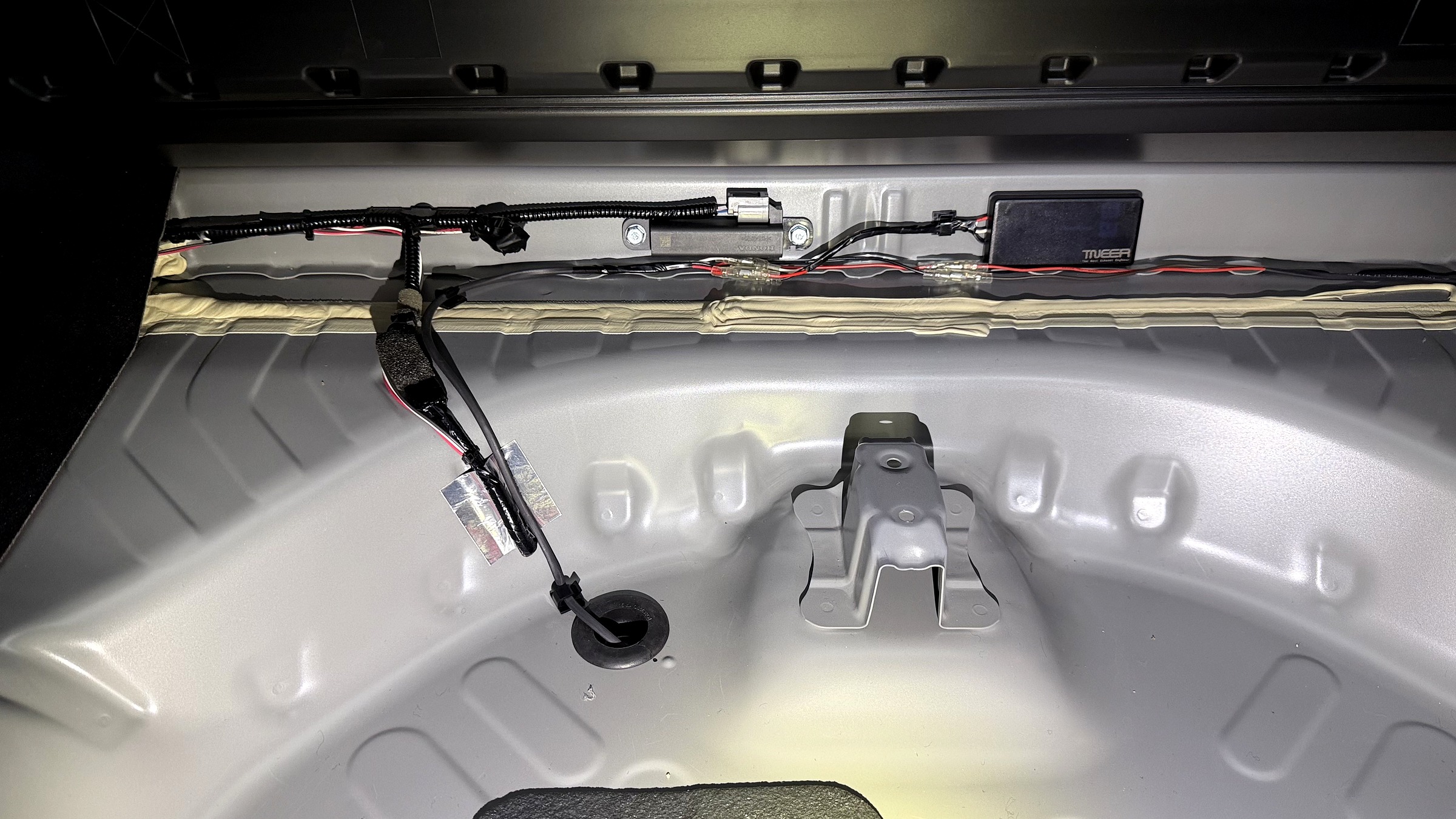 เก็บสายไฟชุดควบคุมวาล์ว TACS ในห้องเก็บของท้าย Honda Civic Type-R FL5