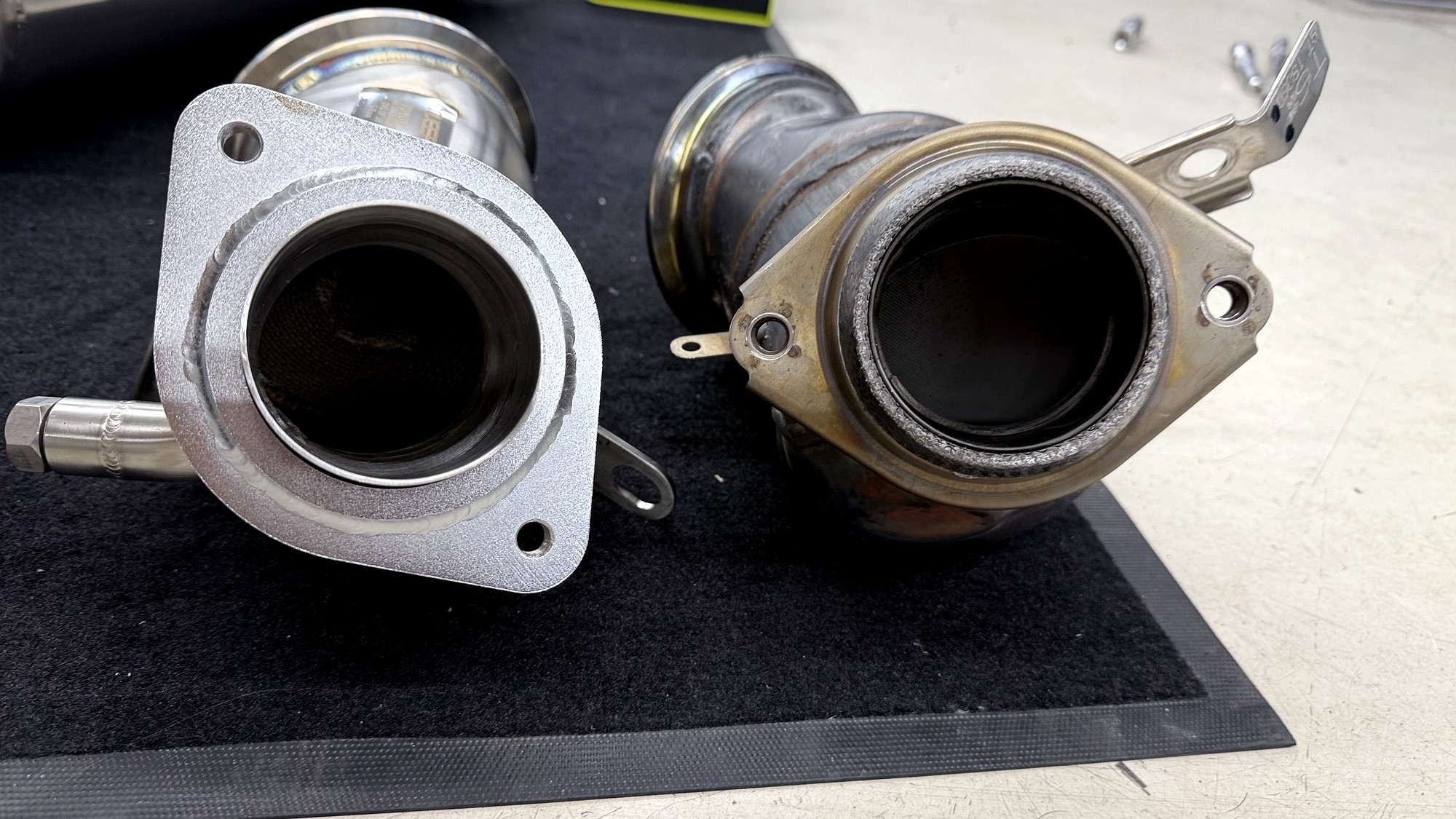 ท่อ TNEER GR Yaris Gen 2 โดย G-FORCE — เทียบ Catalytic เดิมกับ Sport 200 Cells เมื่อมองจากด้านหลัง