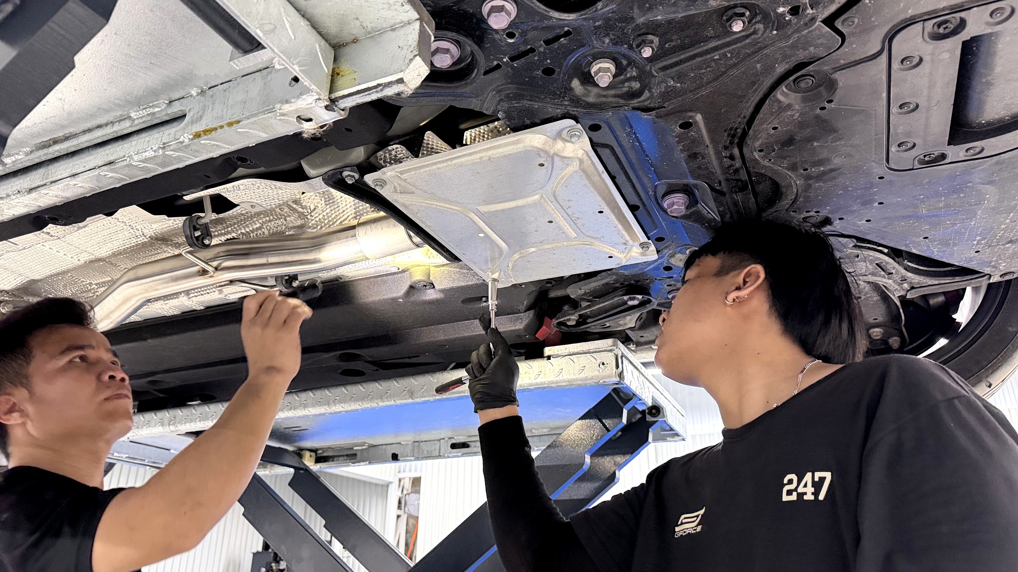 ท่อ TNEER GR Yaris Gen 2 โดย G-FORCE — ปิดแผ่นกันกระแทกใต้ท้อง แล้วใช้มือขันย้ำแน่นอีกรอบ