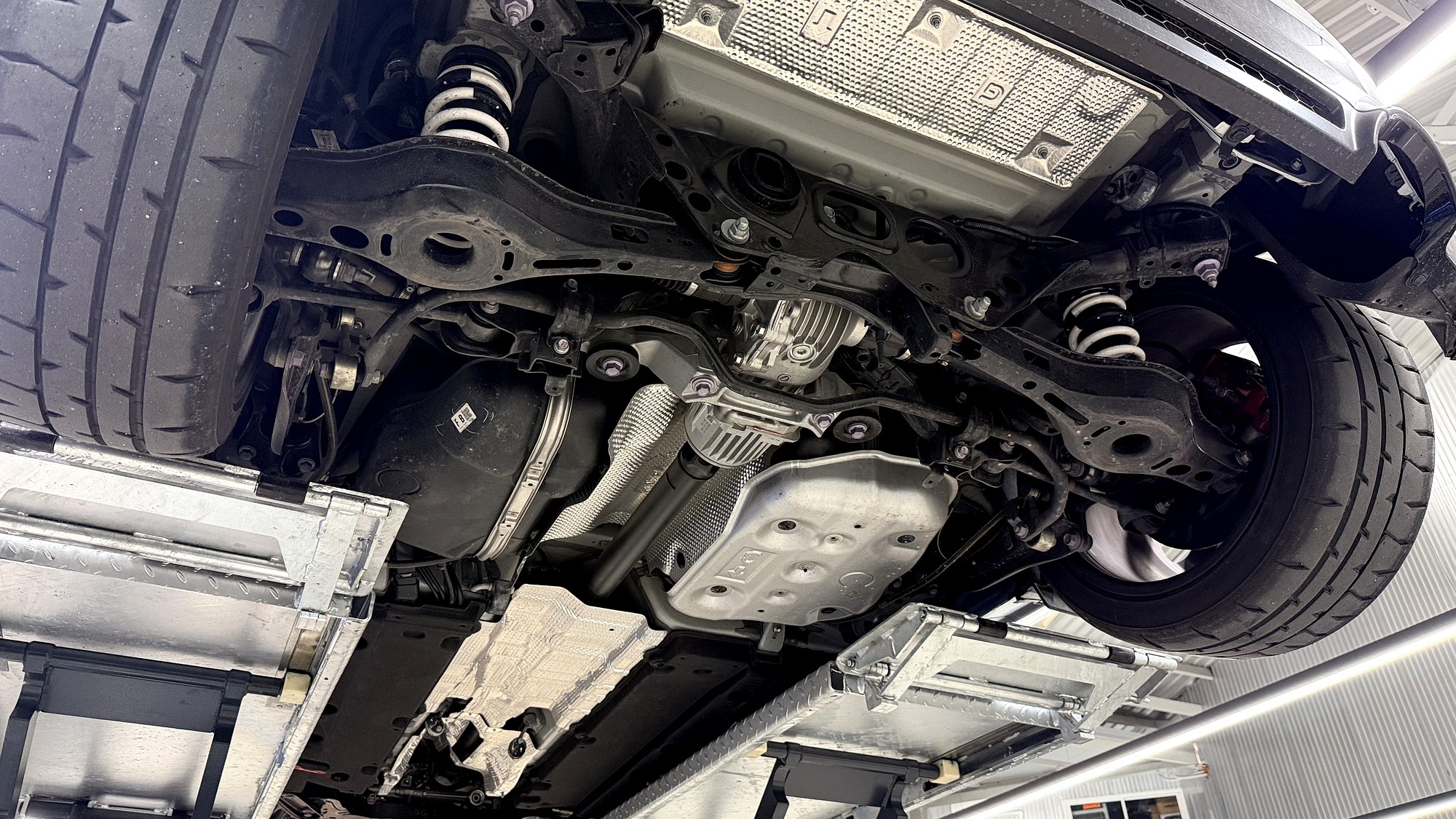 ท่อ TNEER GR Yaris Gen 2 โดย G-FORCE — ด้านล่างของ GR Yaris Gen 2 เมื่อถอดท่อไอเสียออกไปแล้ว